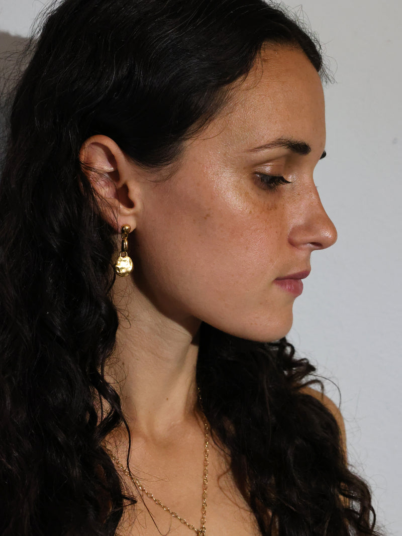 A model wearing the Rem Drop Earrings in gold vermeil by Bexon Jewelry